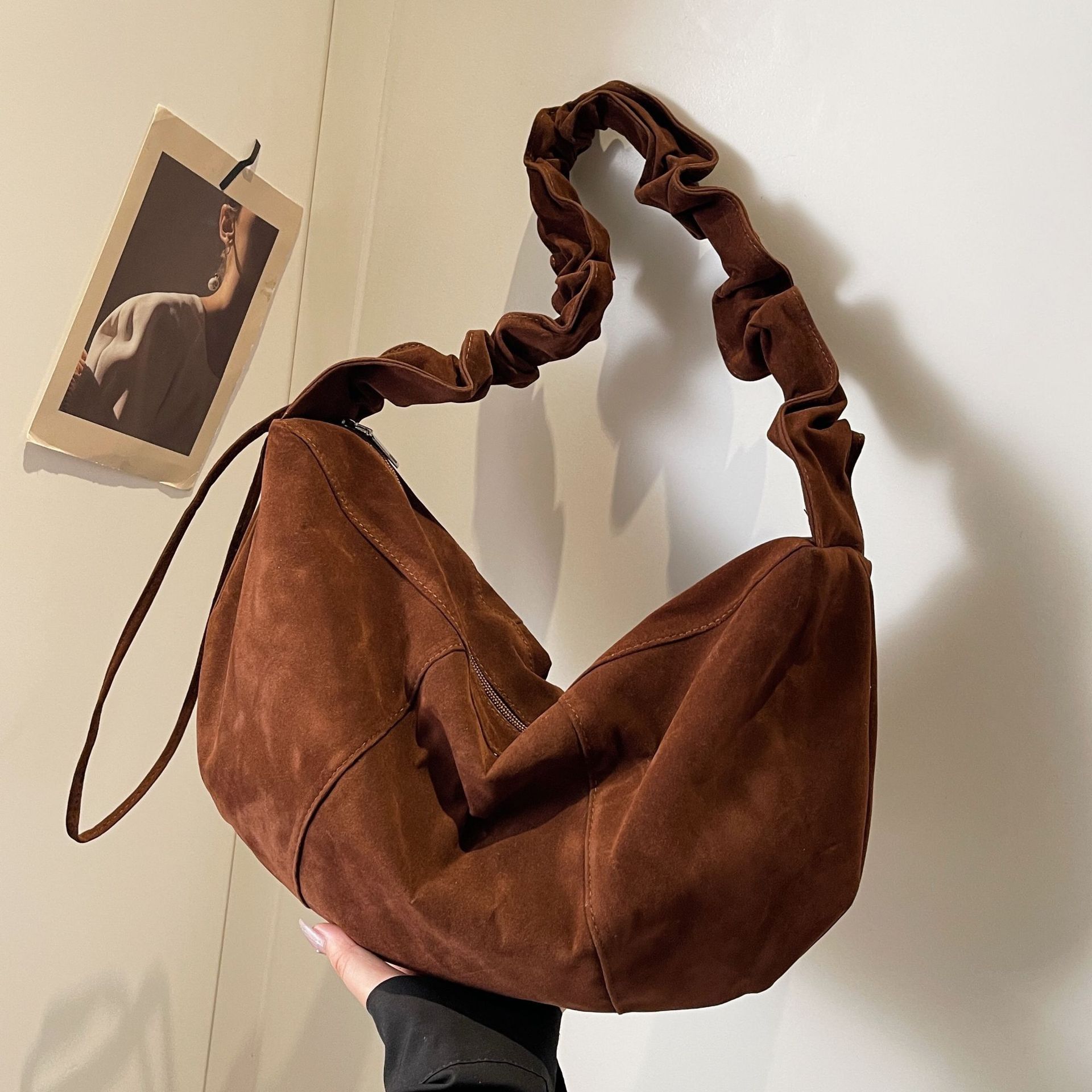designer Vintage Crossbody Bag for Women Versatile 2025 Autumn New Pleated Drawstring Tote Bag Large Capacity High-end Shoulder Bag