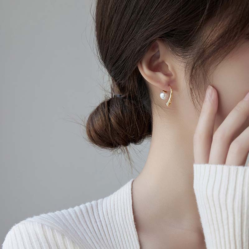 New Arrival French Inspired Minimalist Pearl Earrings Exude Sophisticated Luxury Niche Design