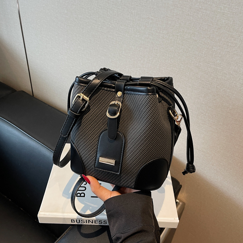 Free Shipping Designer Shoulder Bag Retro Fashion Woven Armpit Bag Spliced Bucket Bag Women's Bag Versatile Handbag Travel Backpack