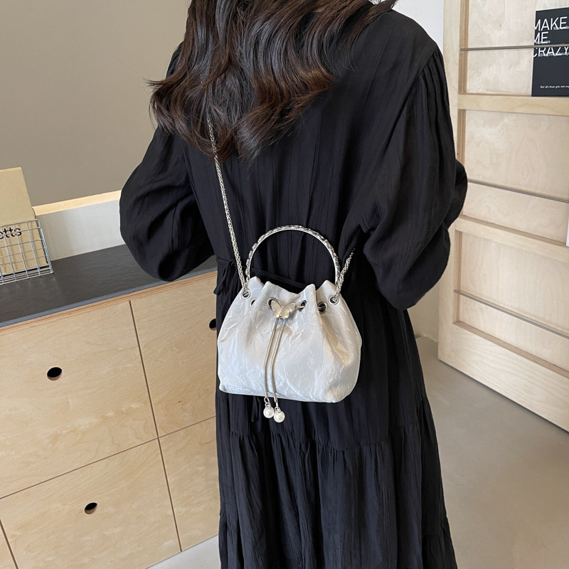designer Niche Design Metal Handheld Bucket Bag for Women, Stylish Versatile Elegant Shoulder Bag, Simple Chain Crossbody Bag