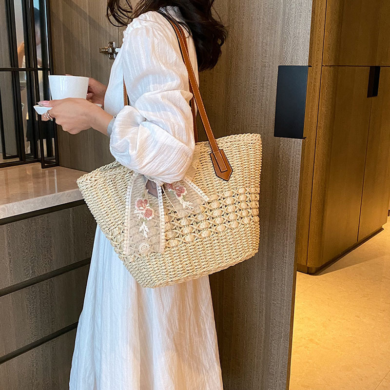 designer Woven Straw Large Capacity Bag for Women 2025 New Summer Versatile Shoulder Bag Beach Commuter Tote Bag