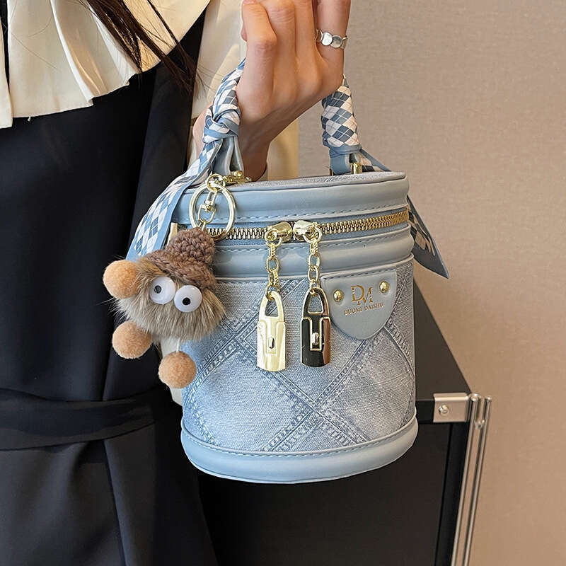 Niche Designer for Women 2025 New Summer High-End Fashion Simple Stylish Crossbody Handheld Bucket Bag