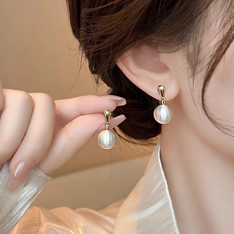 New Arrival Stylish and Versatile Imitation Pearl Metal Frosted Ball Stud Earrings for Women Fashionable Cold toned Color blocking Earrings