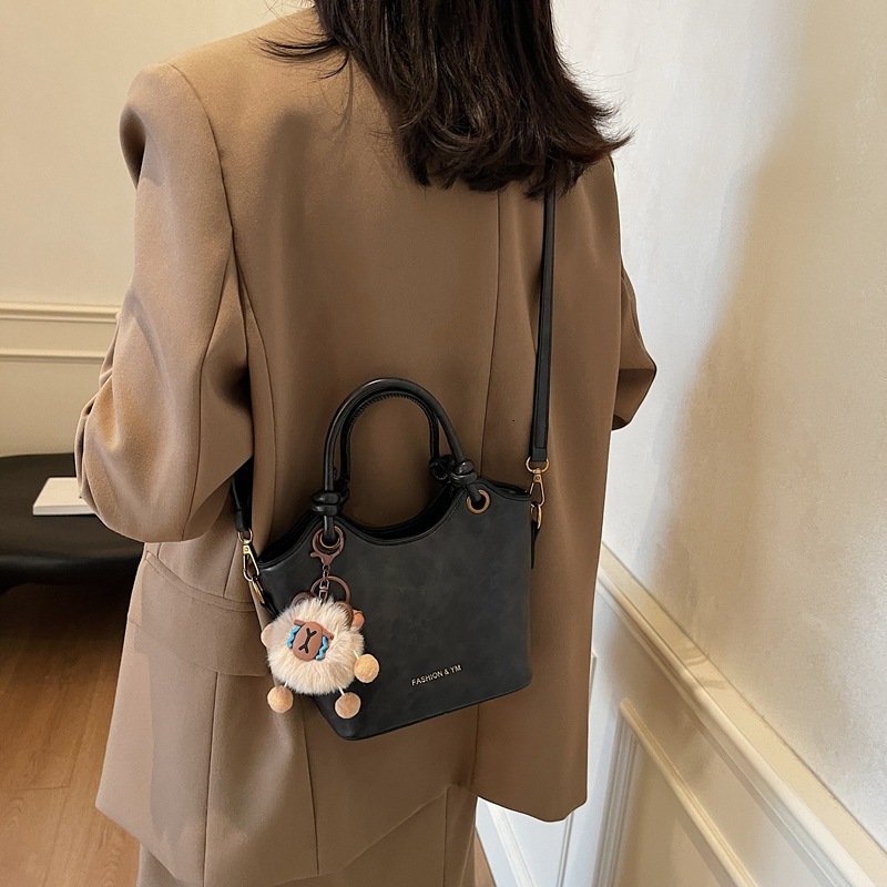 designer Vintage Fashion Casual Bucket Bag 2025 Winter New Trend Shoulder Bag for Work Commute High-end Crossbody Bag