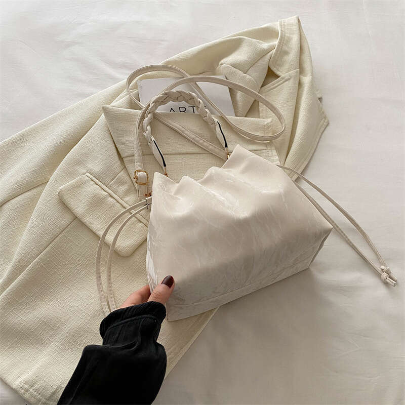 Korean Style Large Capacity Commuter Trendy for Women 2024 Spring New Versatile Ins Single Shoulder Crossbody Bucket Bag