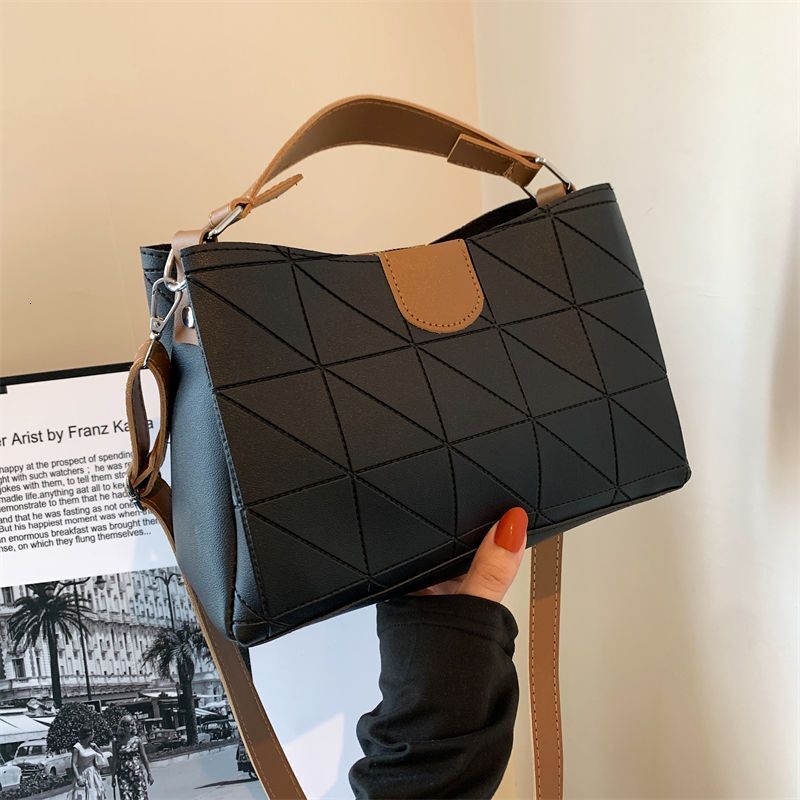 2025 Spring and Summer New Women's Bag, Simple Style, Fashionable and Casual Women's Bag New Single Shoulder Slanted Fashion Handbag, Design