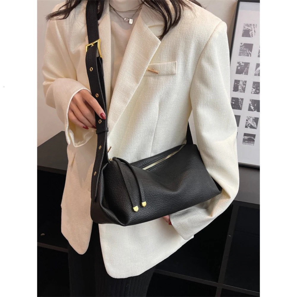 Crossbody Bag Light Solid Color High-Grade Large Capacity Packs Female Soft Zipper Chic Messenger Bags 250605