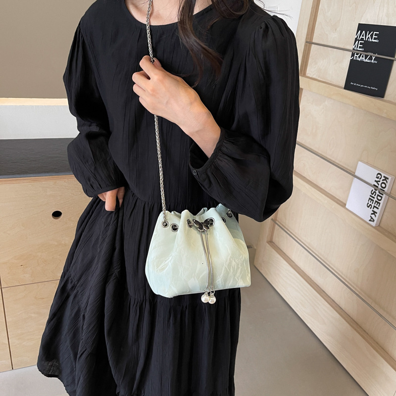 designer Niche Design Metal Handheld Bucket Bag for Women, Stylish Versatile Elegant Shoulder Bag, Simple Chain Crossbody Bag