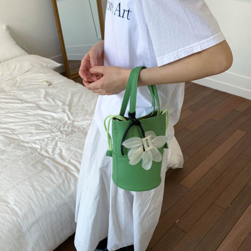 designer Minimalist Stylish Underarm Small Bag for Women 2025 New Summer High-end Niche Bucket Bag Versatile Crossb