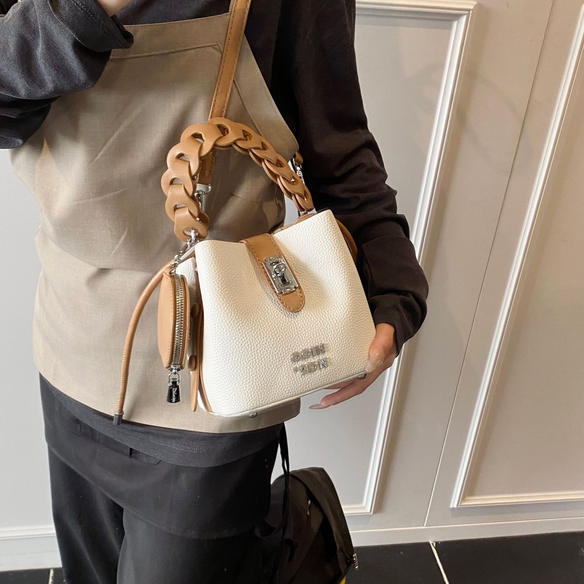 designer Vintage Color-Block Handbag for Women 2025 New Niche Fashion Simple Shoulder Bag Casual Versatile Commuter Crossbody Bag