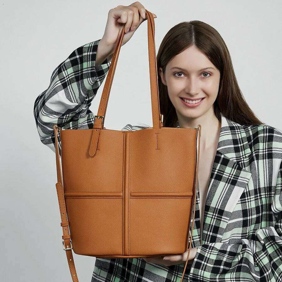 Top Layer Cowhide Handbag 2025 New Genuine Leather Large Capacity Commuter Mother Crossbody Fashionable Ladies Shoulder Bag