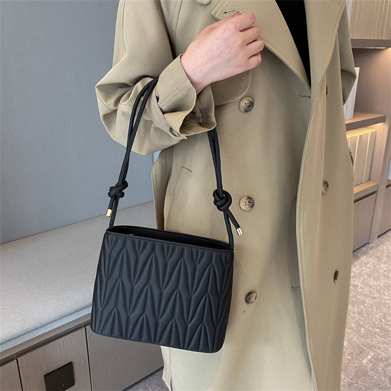 Fashion embroidery niche design bag new women's casual multifunctional crossbody bag shoulder bag armpit handbag designer shoulder bag