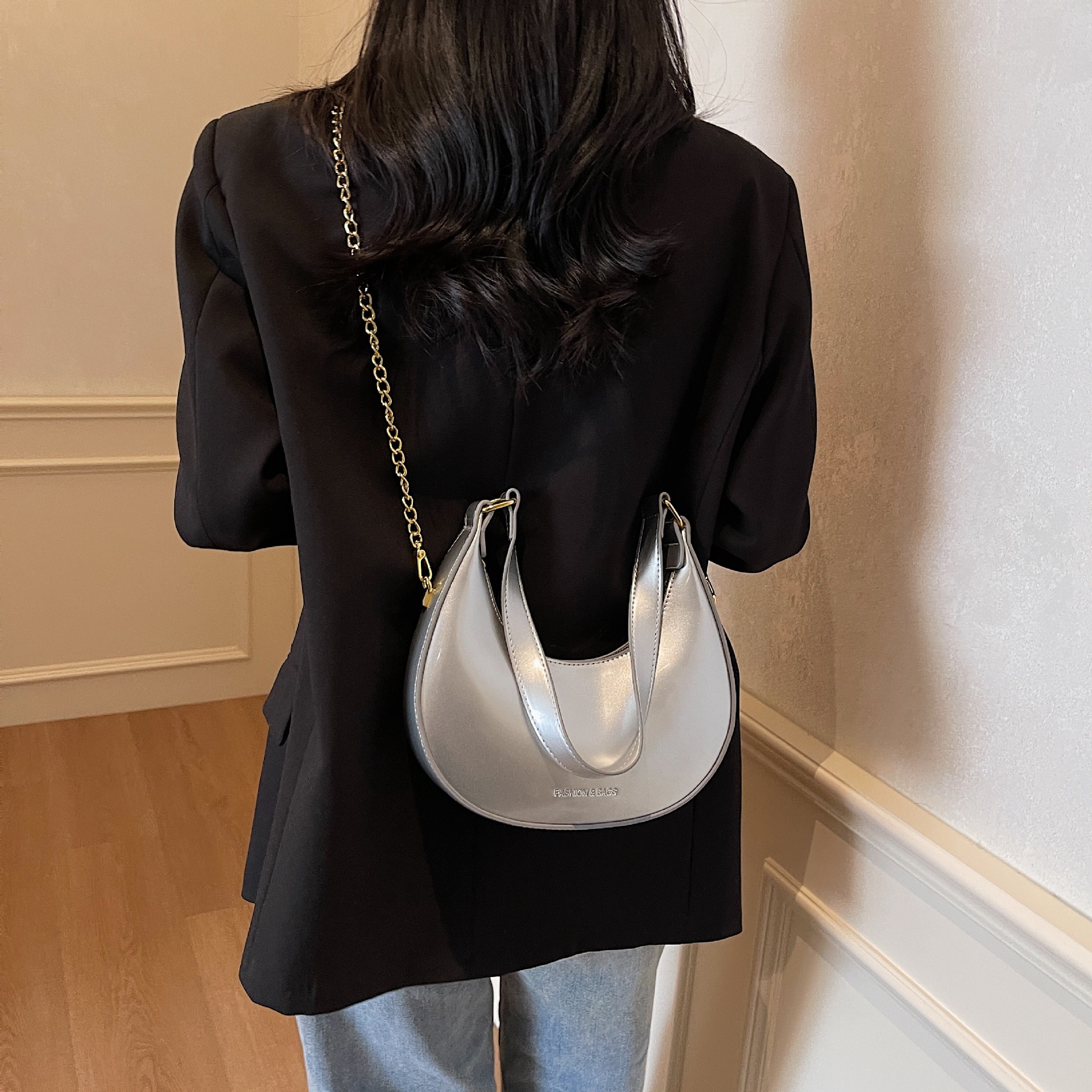 designer Cross-border Niche Textured Patent Leather Handbag for Women 2025 New Simple Crescent Bag Fashion Chain Shoulder Crossbody Bag