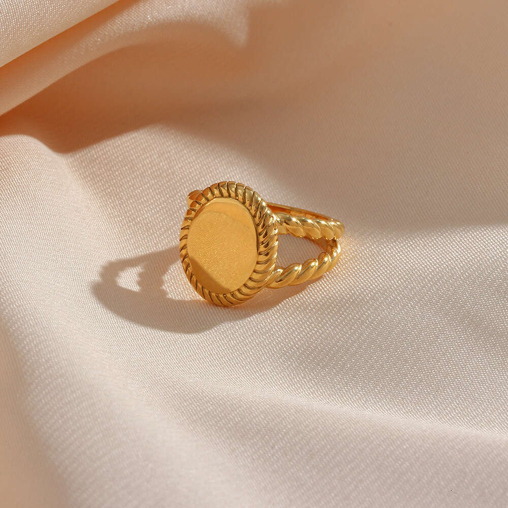 luxury rings Elegant Oval Link Bracelet Style with Golden Finish - A Must-Have Piece