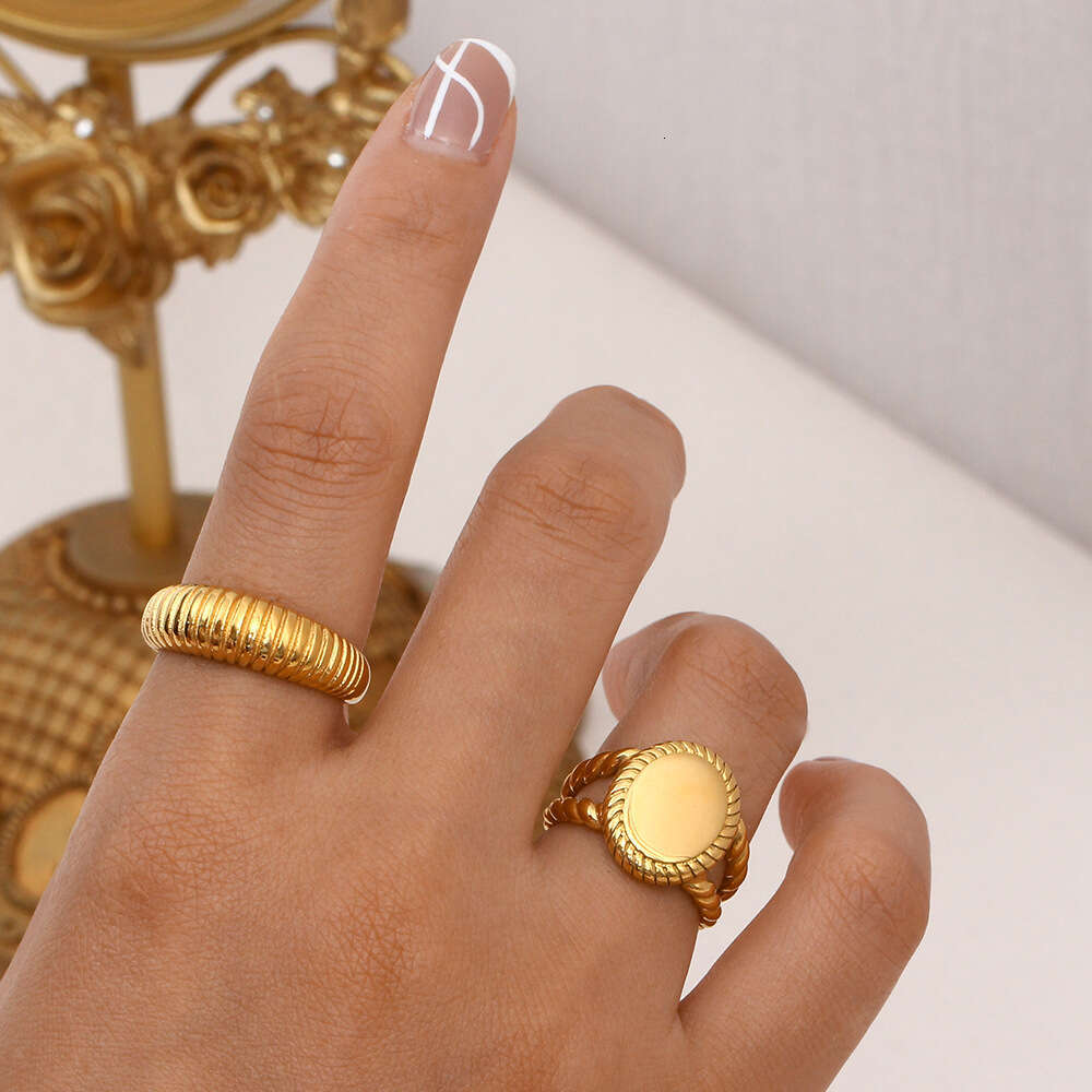 luxury rings Elegant Oval Link Bracelet Style with Golden Finish - A Must-Have Piece