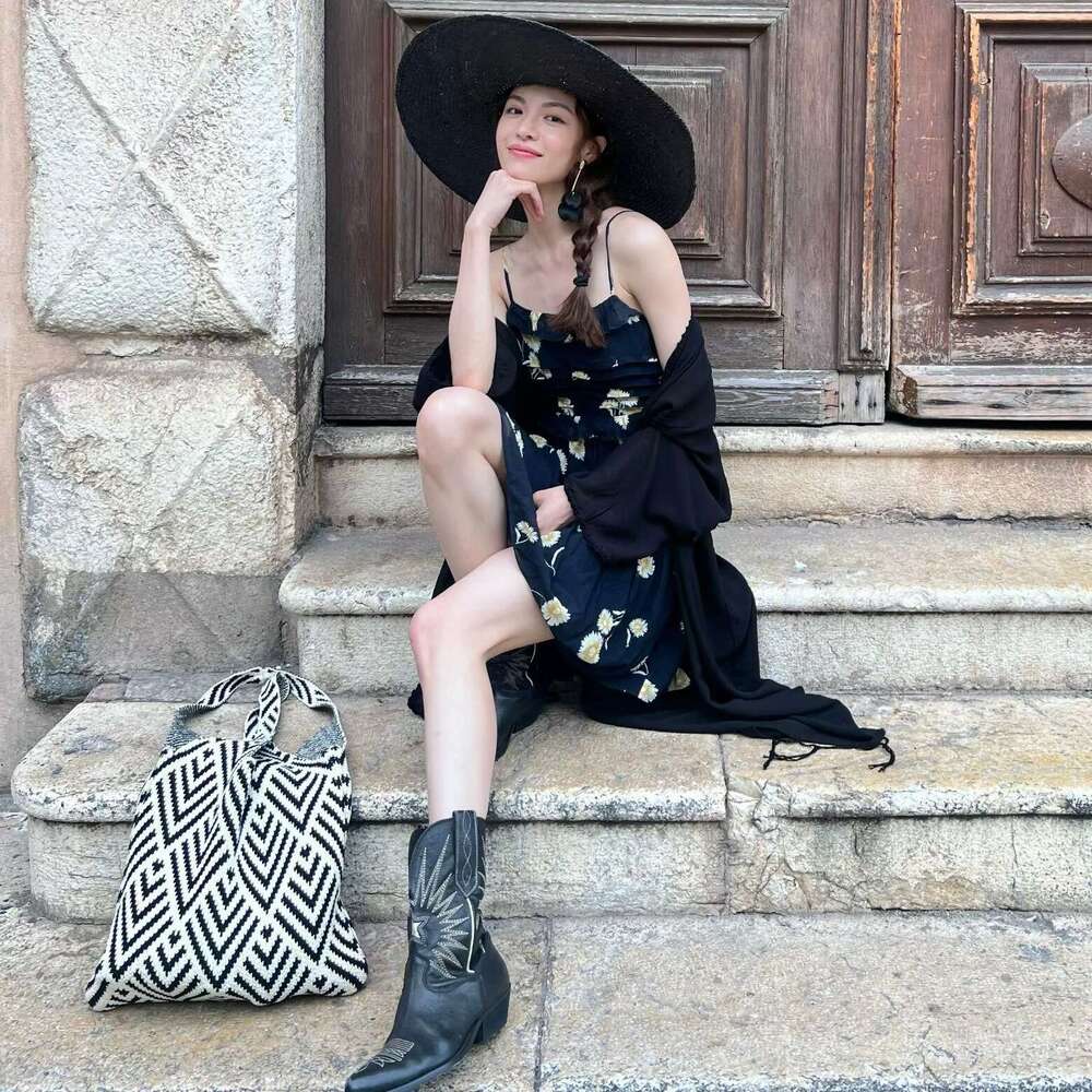 New Korean Sister Zhong Chuxi Same Style Tote Knitted Striped Women's Shoulder Bag B5