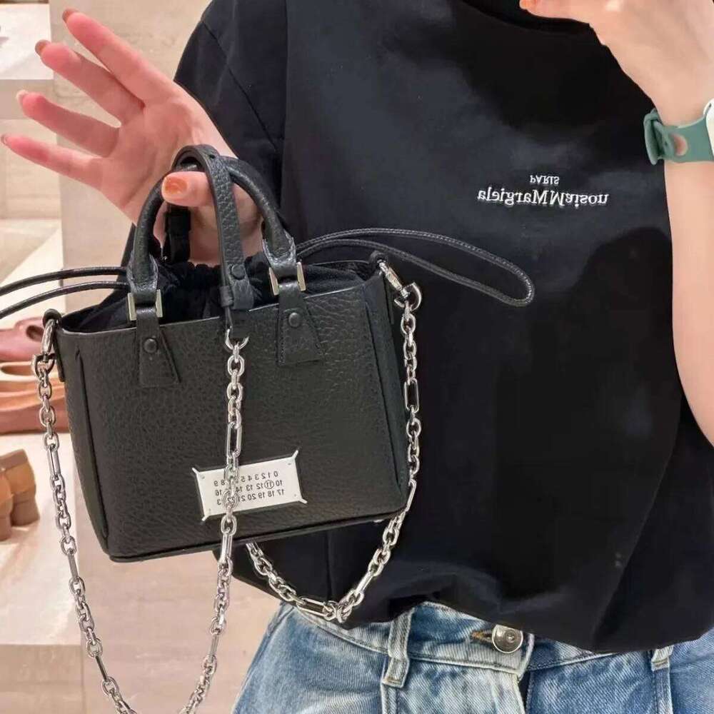 Hot Selling Fashionable Versatile Niche Design Women's Camera Single Shoulder Slant Cross Handbag Genuine Leather Food Basket Bucket Bag Designer