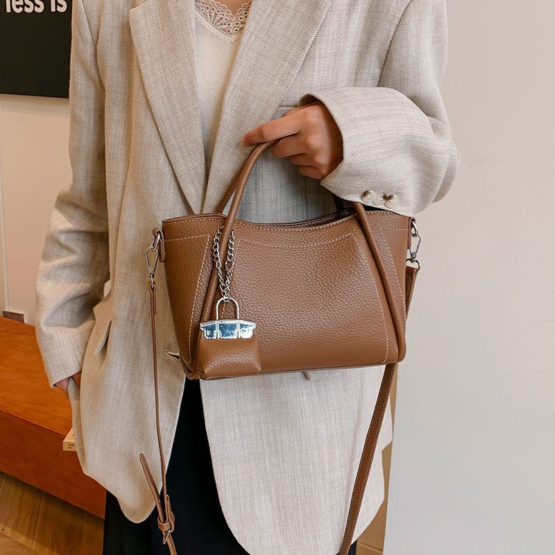 2025 new spring and summer women's bag simple casual women's hand-held bucket bag Korean style trendy fashionable shoulder bag niche texture