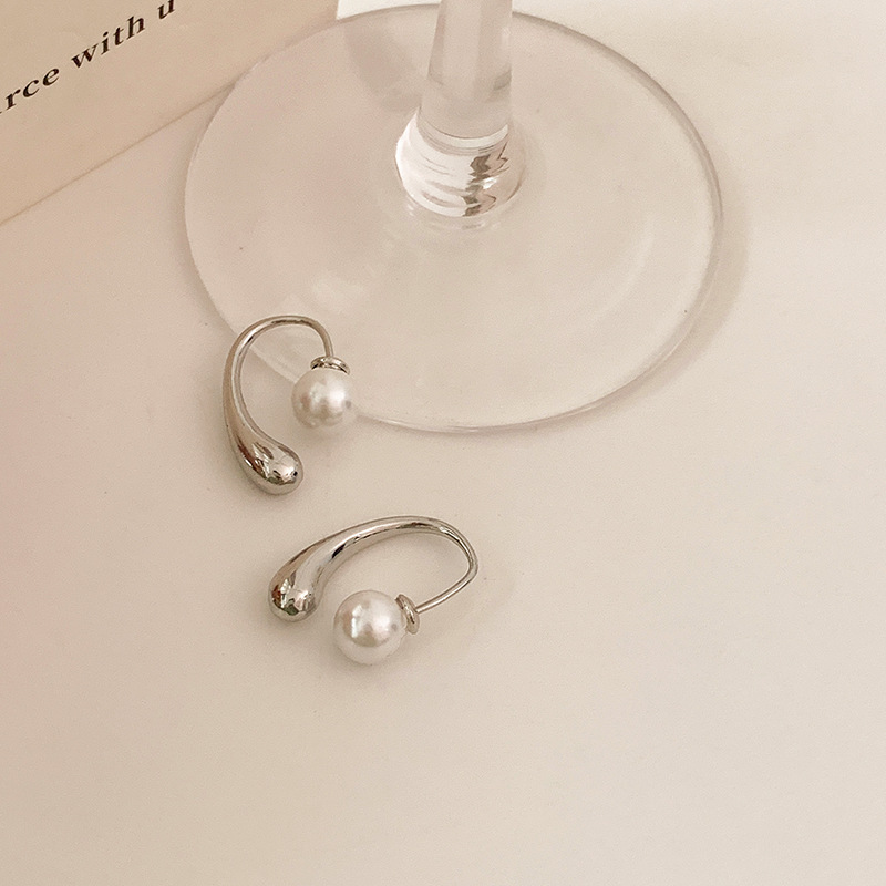 New Arrival French Inspired Minimalist Pearl Earrings Exude Sophisticated Luxury Niche Design