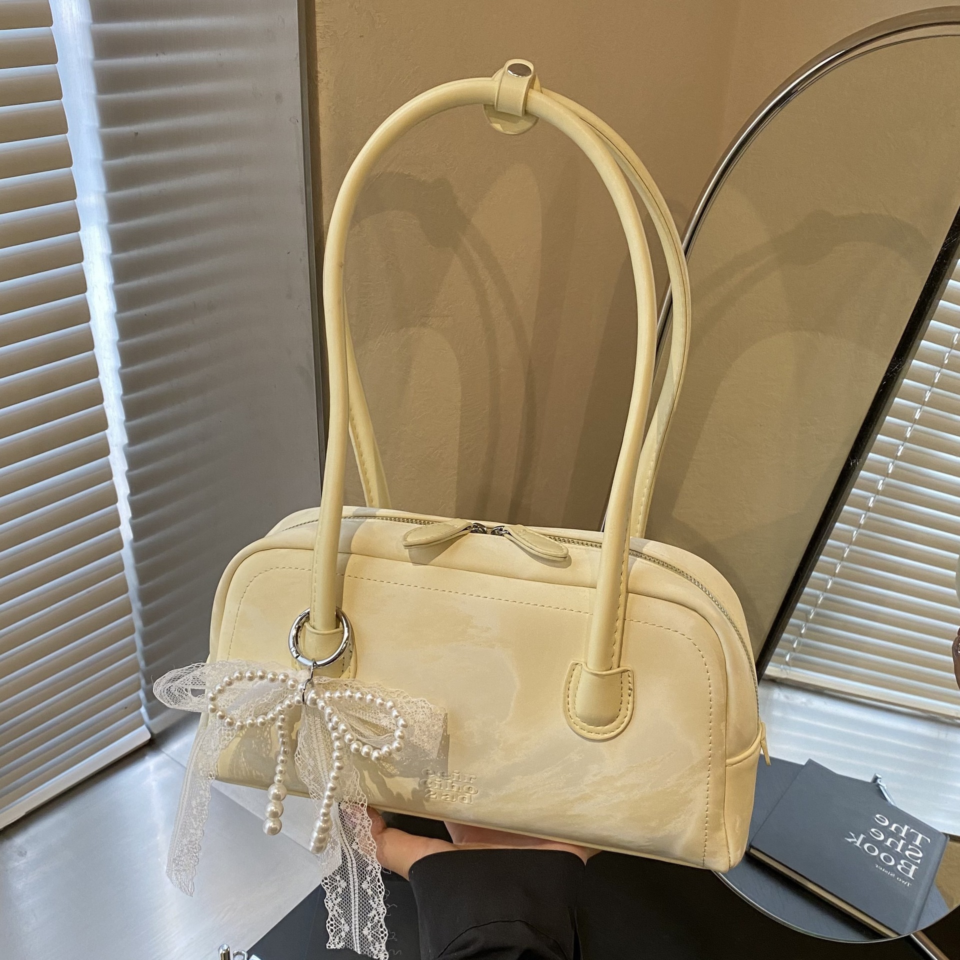 designer Niche Texture Fashion Single Shoulder Underarm Bag for Women 2025 New Spring Summer Large Capacity Commuter Handbag Bowling Ball Bag