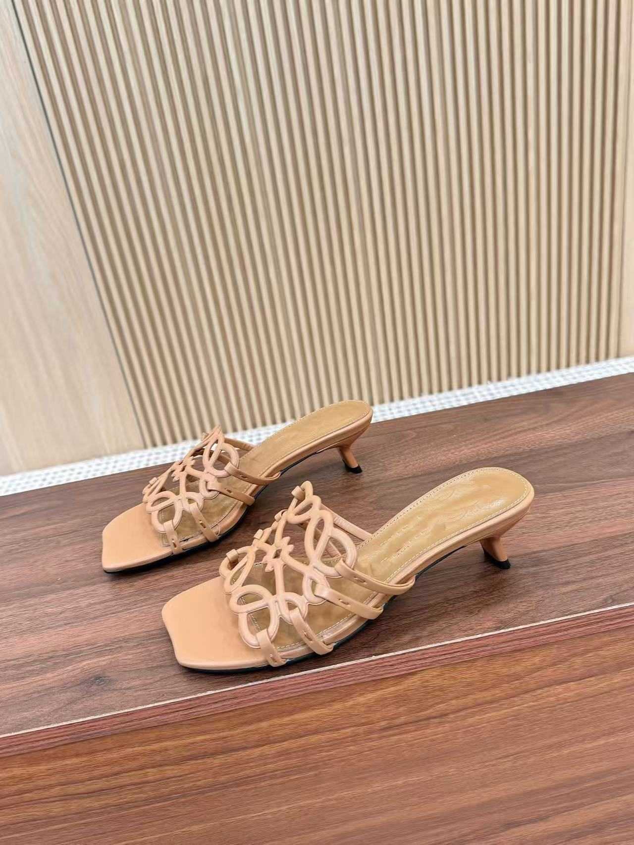 2025 New Hollow Genuine Leather Slippers Flat Summer Beach Sandals Outdoor Versatile Daily Flat Womens Shoes