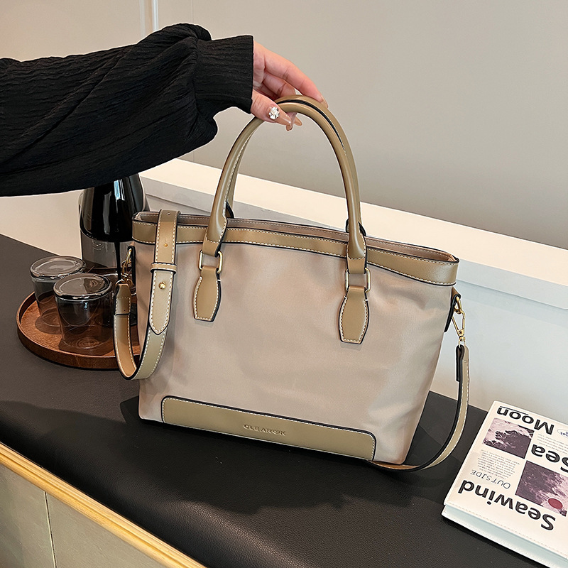 designer High-End Handheld Tote Bag Large Capacity 2025 New Commuter Shoulder Bag for Women Niche Design Underarm Crossbody Bag