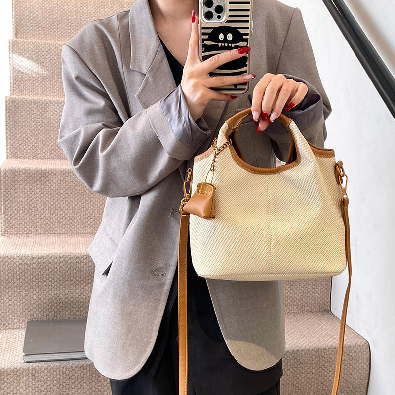 2025 summer new high-end multifunctional handbag for women's outdoor niche handbag, crossbody bag, trendy women's shoulder bag, simple veget