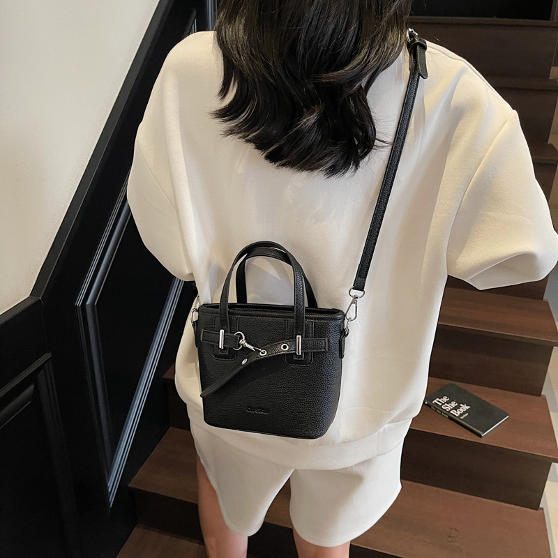 designer Minimalist Stylish Handheld Bucket Bag for Women 2025 Summer New Korean Version Single Shoulder Crossbody Bag Commuter Small Tote Bag