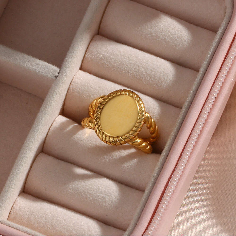 luxury rings Elegant Oval Link Bracelet Style with Golden Finish - A Must-Have Piece