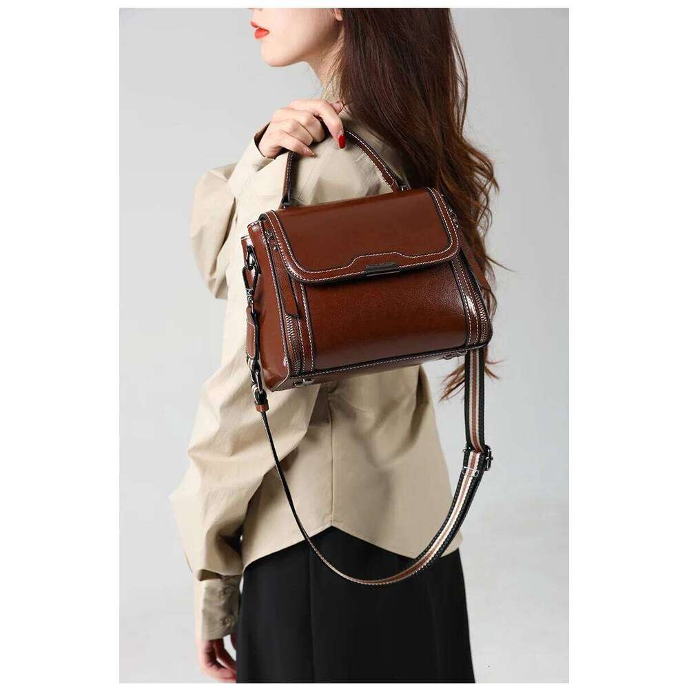 Designer Bags 2025 Women's Designer Oil Wax Cow Leather Handbag Female Cowhide Crossbody Bag Lady Commuter Handbill Shoulder Messenger Bags Luxur