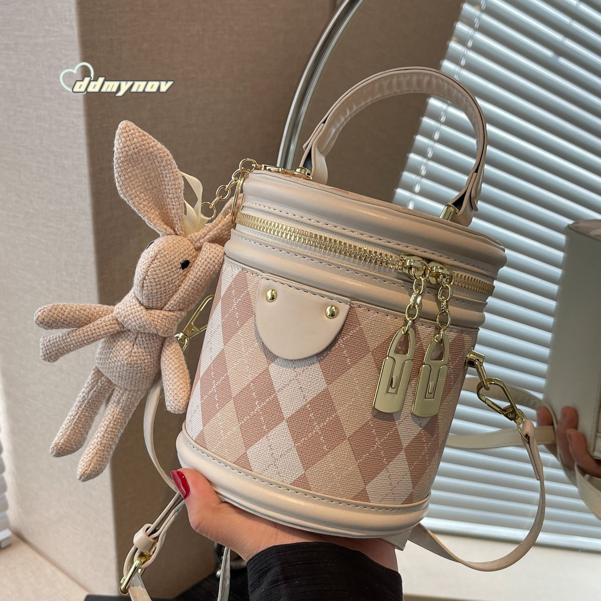 High-end Niche for Women 2025 New Quilted Versatile Handbag Bucket Fashionable Internet Celebrity Shoulder Crossbody Bag ddmynov