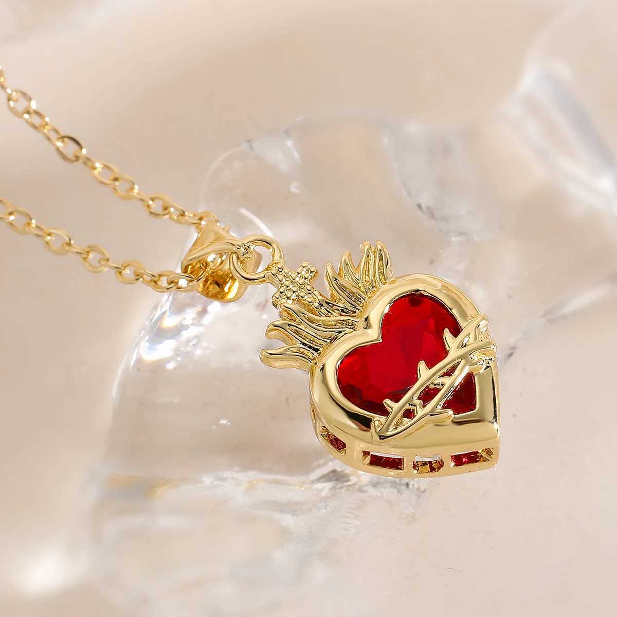 NEWBUY Fashion Gold Color Chain Red Crystal Heart Pendant Necklaces For Women Bling Jewelry Y250605