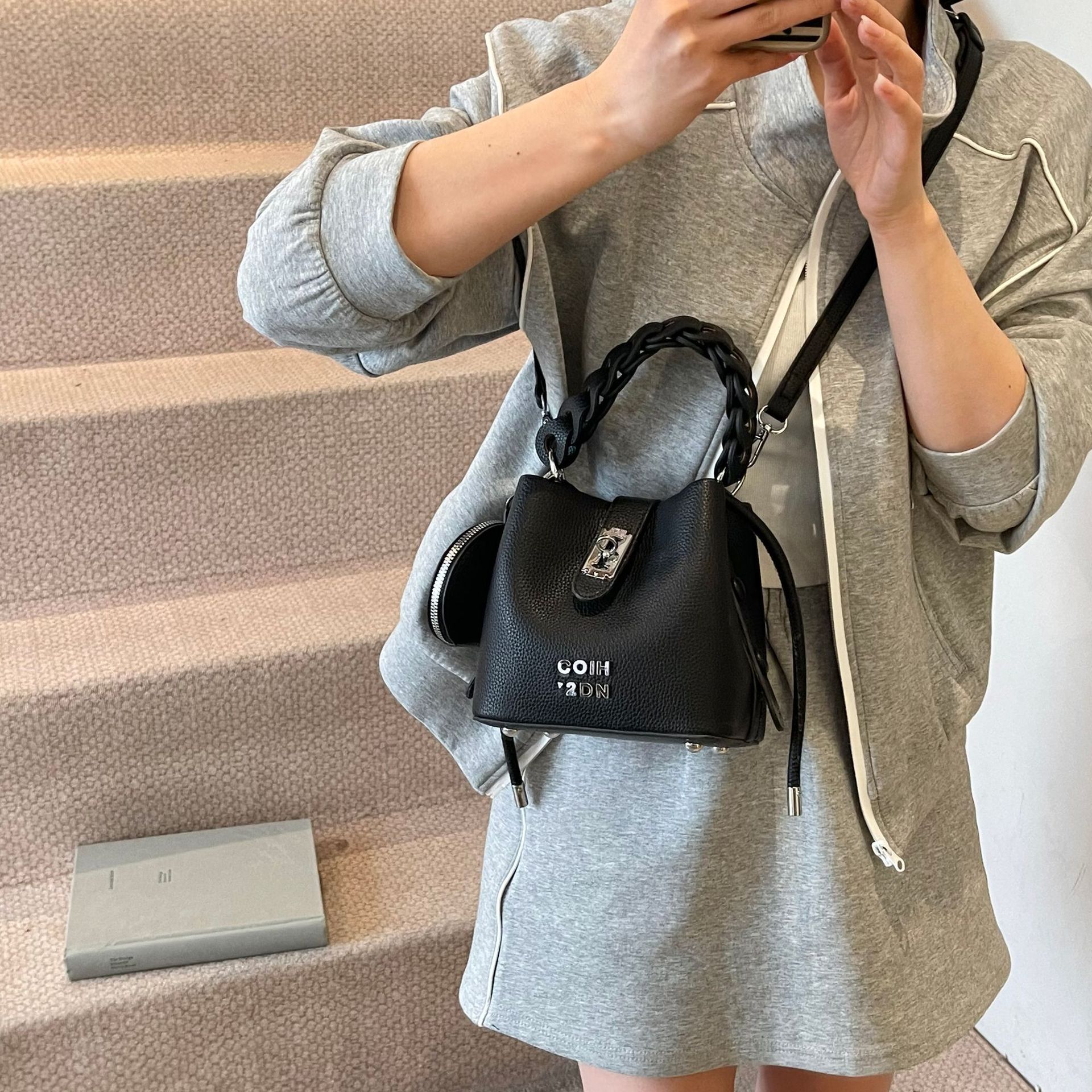 designer Vintage Color-Block Handbag for Women 2025 New Niche Fashion Simple Shoulder Bag Casual Versatile Commuter Crossbody Bag