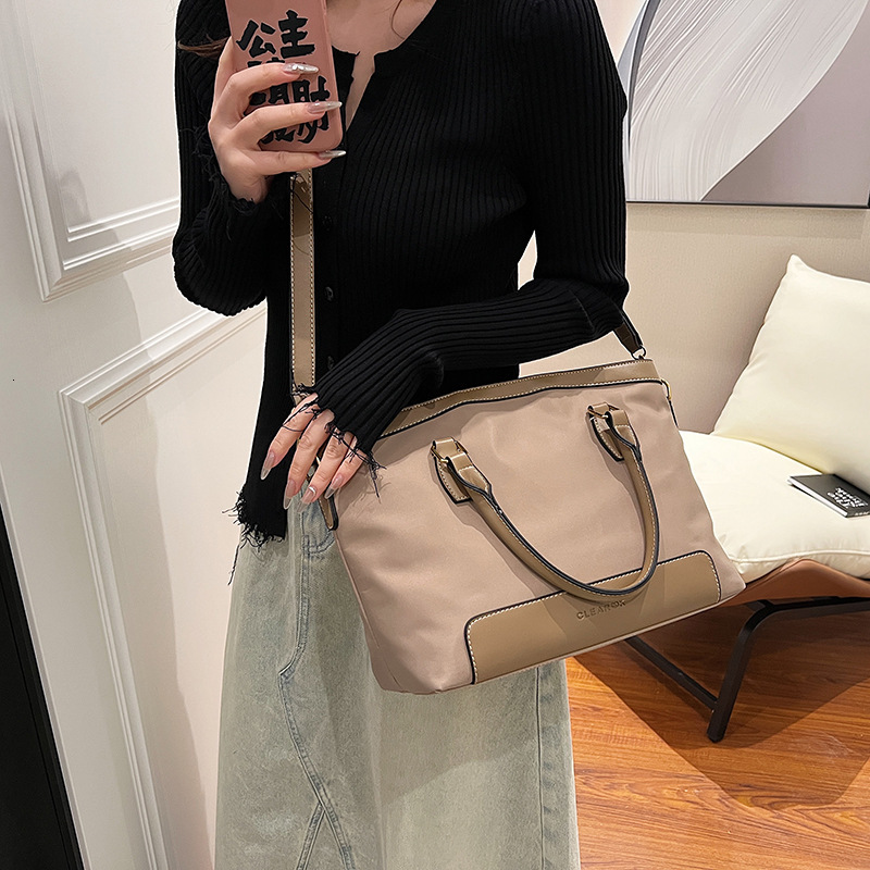 designer High-End Handheld Tote Bag Large Capacity 2025 New Commuter Shoulder Bag for Women Niche Design Underarm Crossbody Bag