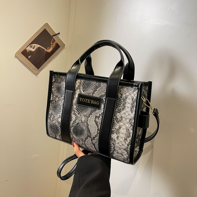 Free Shipping Designer Bag 2025 New Niche High-value Womens Shoulder With Contrasting Colors And Snake Skin Patterns Trendy Personality Simple Diagona