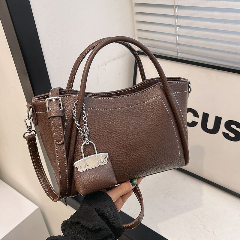 2025 new spring and summer women's bag simple casual women's hand-held bucket bag Korean style trendy fashionable shoulder bag niche texture