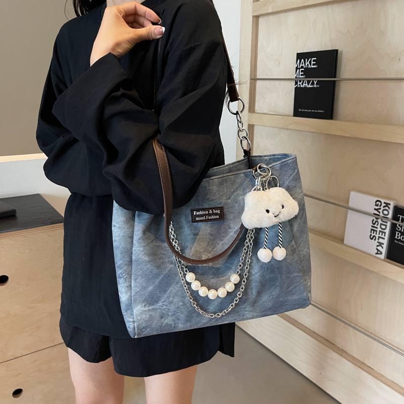 designer Large Capacity Chain Tote Bag for Women 2025 New Trendy Fashion Versatile Commuting Class Student Shoulder Underarm Bag