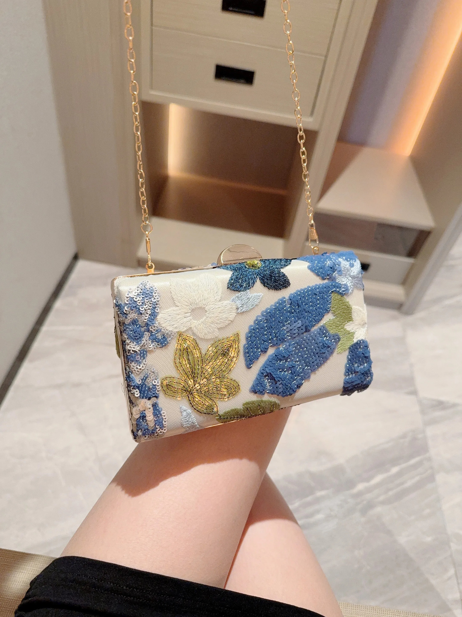 CrossBorder Sequin Embroidery Flower Chain Clutch Bag Spring and Summer Fashion Trendy Womens Crossbody Bag 250605
