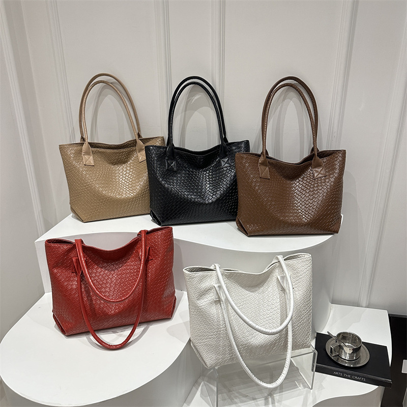 designer This Year's New Fashion Textured Woven Pattern Handbag Large Bag for Women Commuting Shoulder Bag Travel Tote Bag