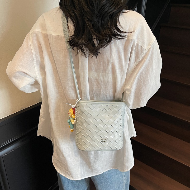 designer Korean Style Small Bag for Women 2025 New Trend Woven Crossbody Bucket Bag Simple Casual Shoulder Bag Commuter Underarm Bag
