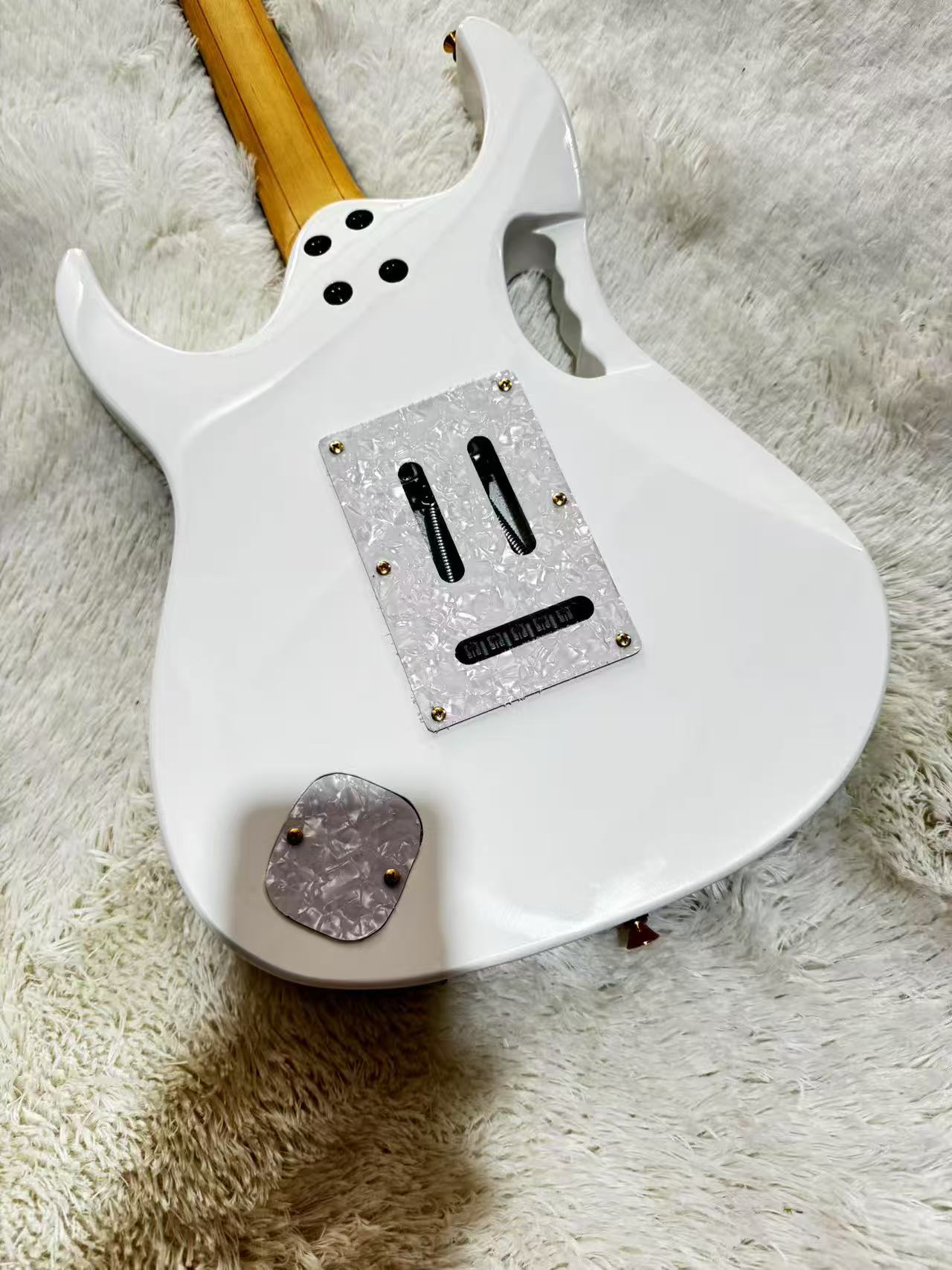 Vintage-Inspired 7V Electric Guitar Model Available for Personalized Design