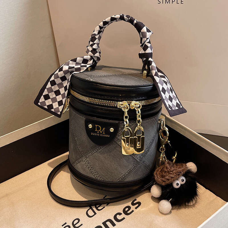 Niche Designer for Women 2025 New Summer High-End Fashion Simple Stylish Crossbody Handheld Bucket Bag