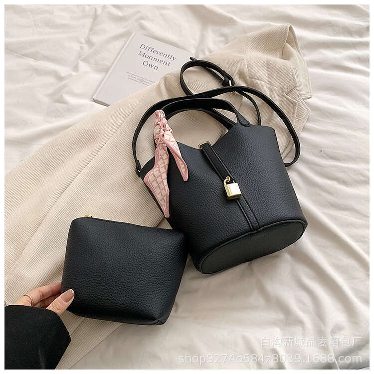 2025 New Single Shoulder Korean Style Niche Handbag Women's Trendy Crossbody for Work Commute Bucket Bag