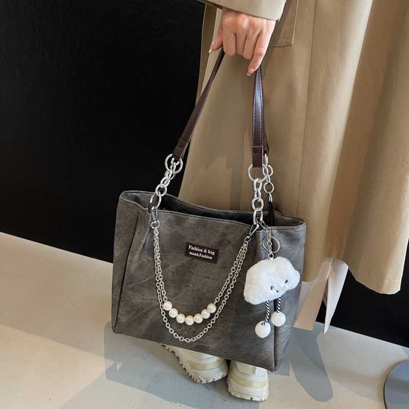 designer Large Capacity Chain Tote Bag for Women 2025 New Trendy Fashion Versatile Commuting Class Student Shoulder Underarm Bag