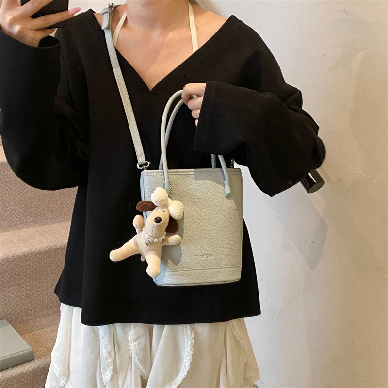 designer Korean Style INS Handheld Bucket Bag for Women 2025 New Niche Design Commuter Bag Casual Versatile Crossb