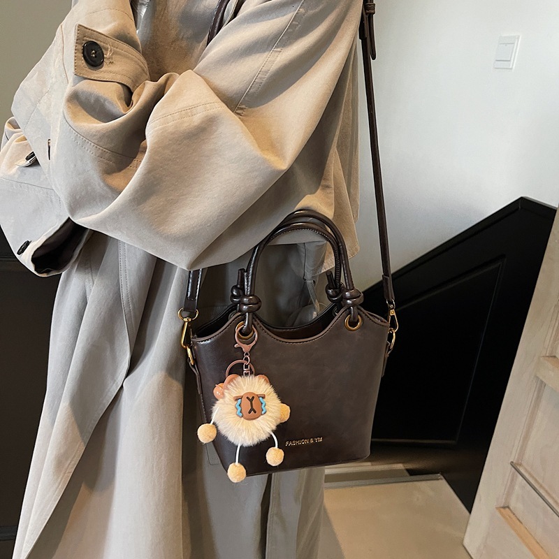 designer Vintage Fashion Casual Bucket Bag 2025 Winter New Trend Shoulder Bag for Work Commute High-end Crossbody Bag