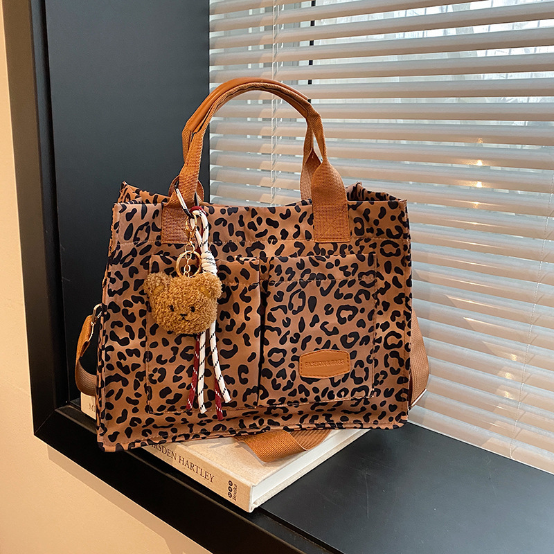 designer Large Capacity Leopard Print Fashion Shoulder Bag for Women New Simple Personality Tote Bag Large Shopping Bag Casual Travel Bag
