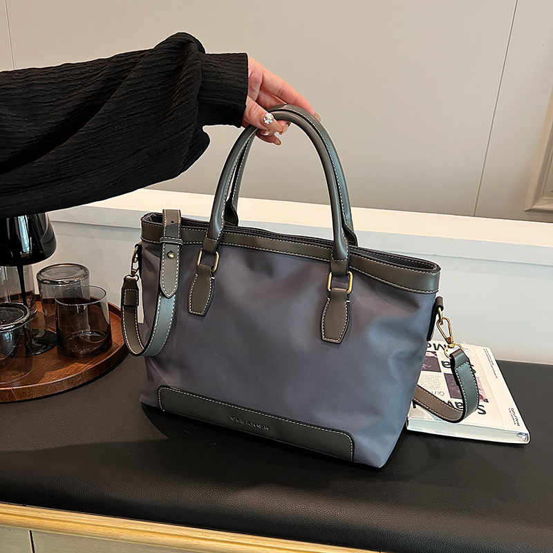 designer High-End Handheld Tote Bag Large Capacity 2025 New Commuter Shoulder Bag for Women Niche Design Underarm Crossbody Bag