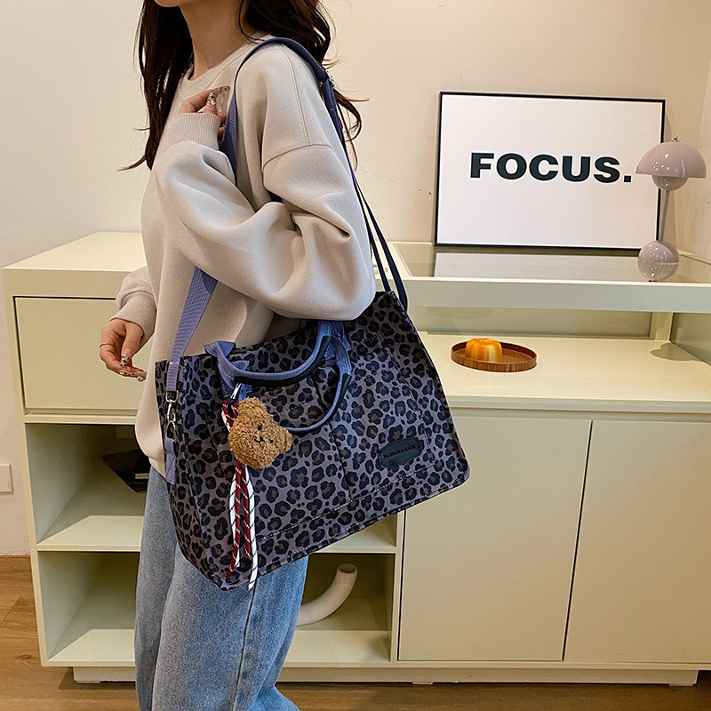 designer Large Capacity Leopard Print Fashion Shoulder Bag for Women New Simple Personality Tote Bag Large Shopping Bag Casual Travel Bag