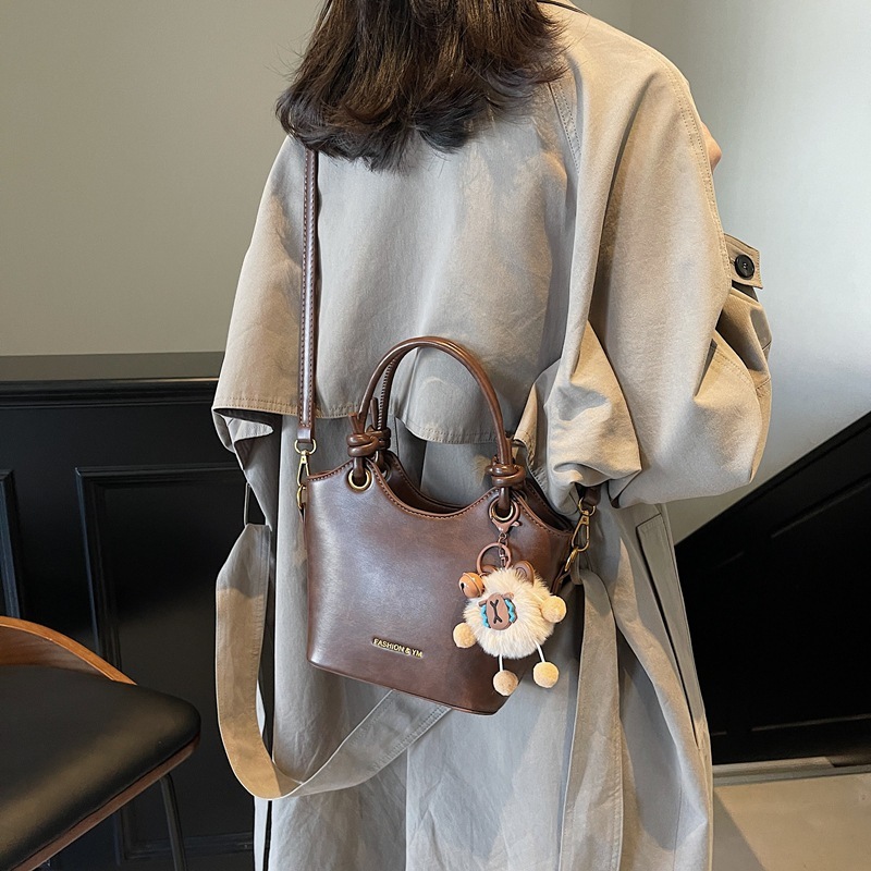 designer Vintage Fashion Casual Bucket Bag 2025 Winter New Trend Shoulder Bag for Work Commute High-end Crossbody Bag